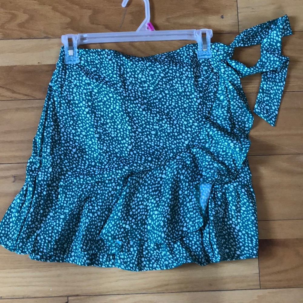 Side tie skirt